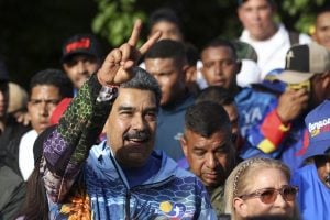 Venezuelanos vão às urnas em eleições que devem fortalecer o poder de Maduro