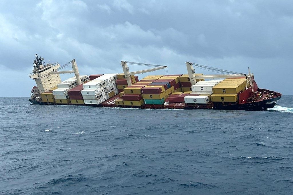 Navio cargueiro afunda na costa da Índia com produtos “perigosos” a bordo