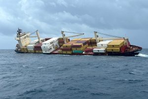Navio cargueiro afunda na costa da Índia com produtos 