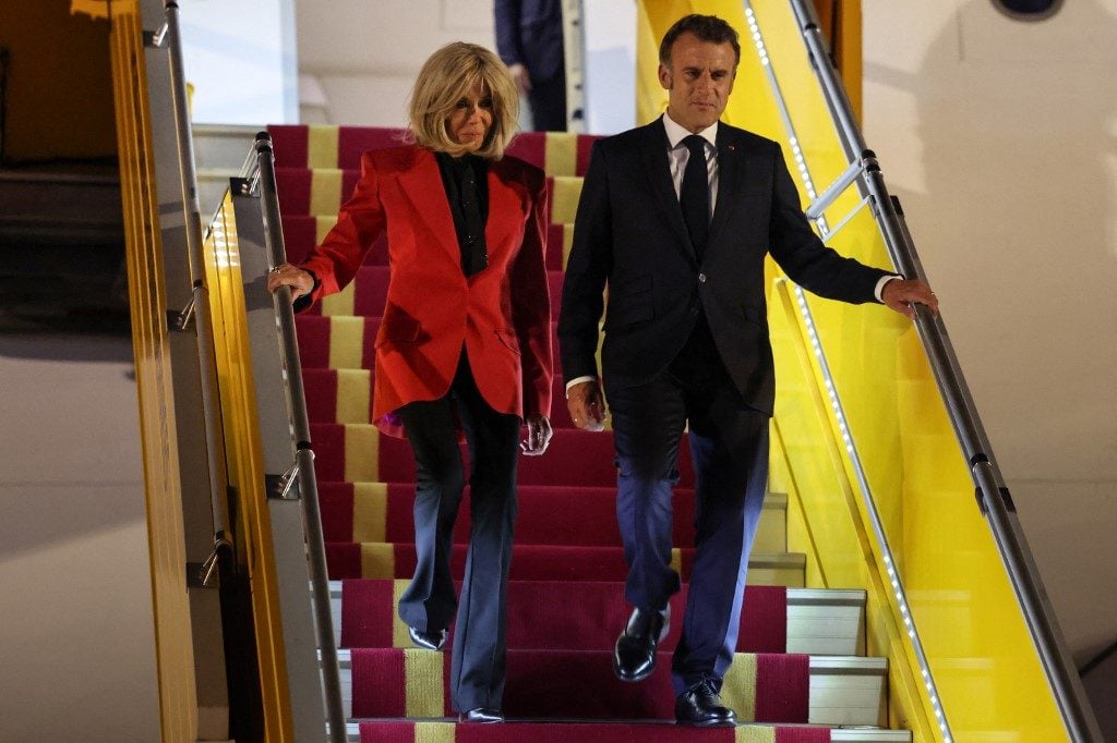 Presidência francesa minimiza incidente entre Macron e a esposa no desembarque no Vietnã