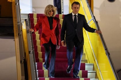 Presidência francesa minimiza incidente entre Macron e a esposa no desembarque no Vietnã