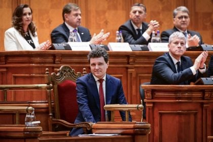 Pró-europeu Nicusor Dan toma posse como presidente da Romênia