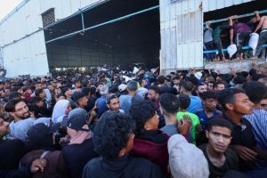 Milhares de pessoas invadem armazém do Programa Mundial de Alimentos em Gaza