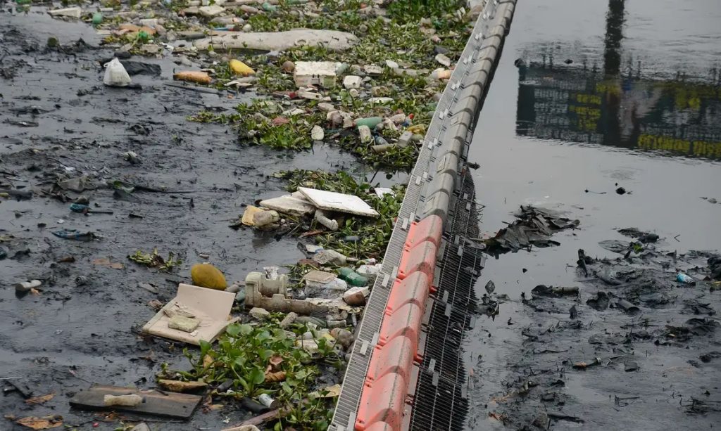 Baía de Guanabara recebe 3 milhões de litros de chorume por dia