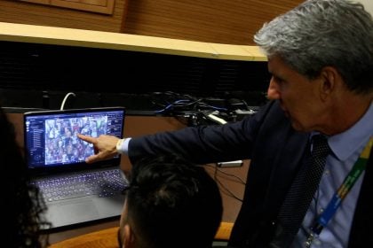 Torcedor chileno é preso após gestos racistas em jogo no Maracanã