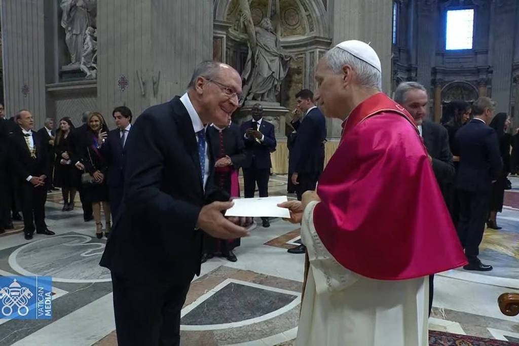 Alckmin se encontra com papa Leão XIV e entrega convite para a COP30