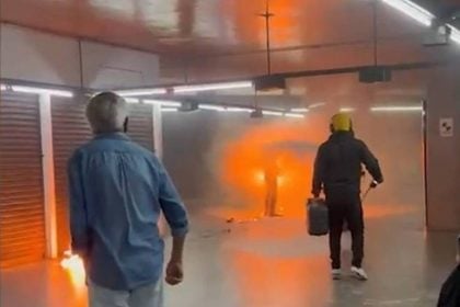 Homem ateia fogo no próprio corpo em estação do metrô de SP