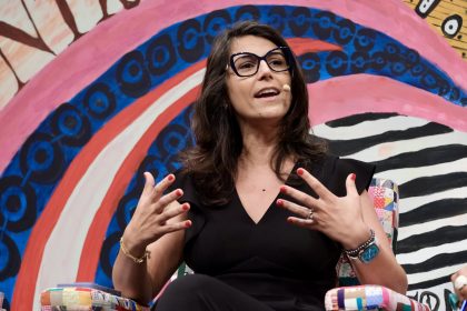 A rota de Manuela D’Ávila para religar a esquerda à base