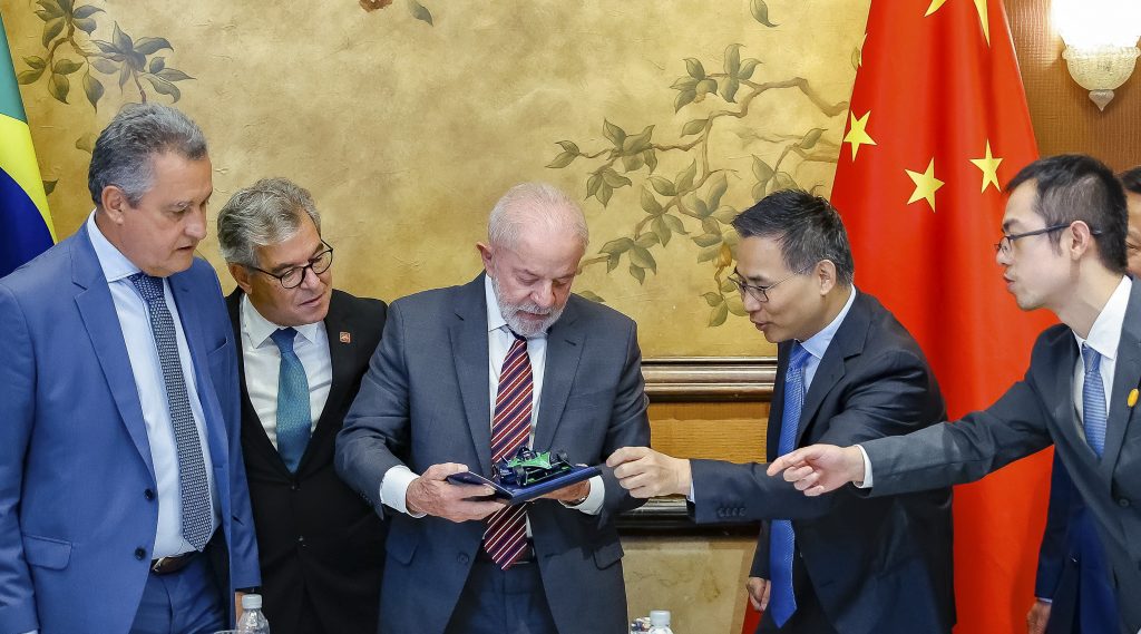 Protecionismo dos EUA no comércio pode levar o mundo à guerra, diz Lula na China