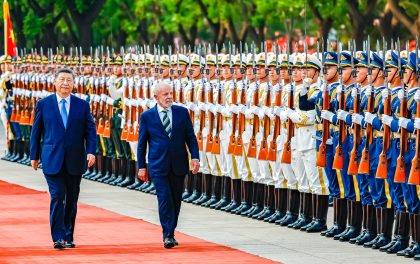 Com recados a Trump, Lula encerra visita oficial à China ao lado de Xi Jinping