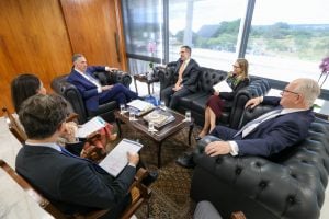 Barroso e Fachin recebem ministro da CGU para discutir fraude no INSS