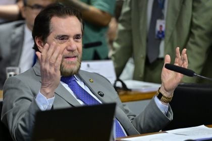 Senador que atacou Marina reclama de acusações de machismo e diz que não vai pedir desculpas