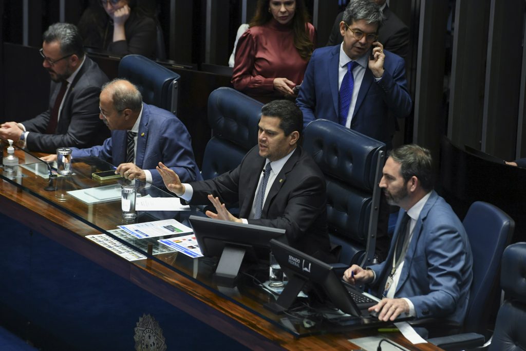 Senado aprova reestruturação de carreiras e reajuste de salários do funcionalismo público