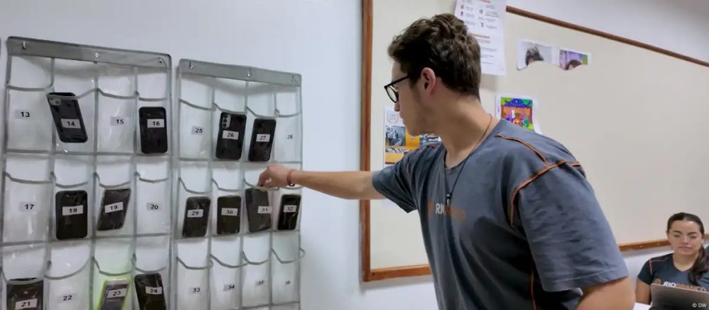 Escolas sem celulares: menos conflitos e mais interação