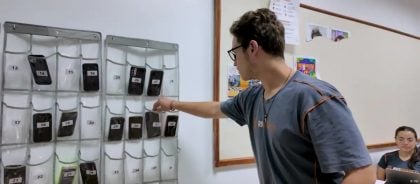 Escolas sem celulares: menos conflitos e mais interação