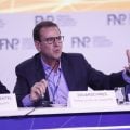 Paes exalta Malafaia em culto: ‘Mexeu com Silas, mexeu comigo’