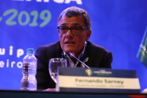 Sarney toma posse no comando da CBF e promete rapidez para convocar eleição