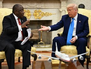 Trump constrange o presidente da África do Sul com acusações de 'genocídio branco'