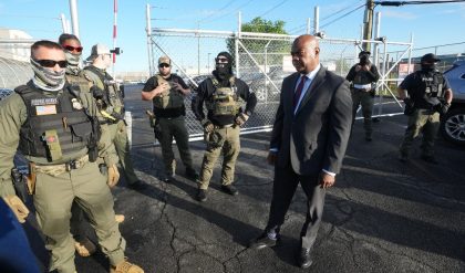 Prefeito é liberado após detenção em protesto contra centro de detenção de imigrantes nos EUA