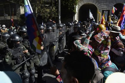 Apoiadores de Evo Morales marcham na Bolívia para defender sua candidatura