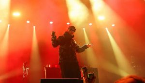 Polícia indicia por terrorismo rapper que exibiu bandeira do Hezbollah em show em Londres