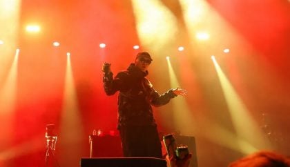 Polícia indicia por terrorismo rapper que exibiu bandeira do Hezbollah em show em Londres