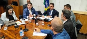 Oposição leva exigências a Hugo Motta, que sinaliza pautar a revogação do novo IOF