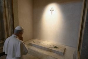 Leão XIV visita o túmulo do Papa Francisco; veja imagens