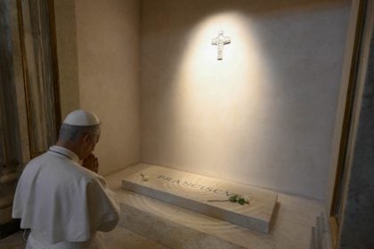 Leão XIV visita o túmulo do Papa Francisco; veja imagens