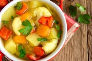 8 sopas deliciosas para ajudar a emagrecer