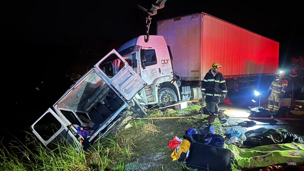 Acidente entre carreta e van deixa 9 mortos em Minas Gerais