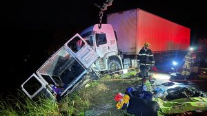 Acidente entre carreta e van deixa 9 mortos em Minas Gerais
