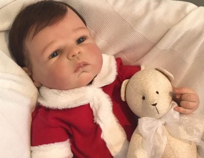 ‘Mãe’ de bebê reborn desiste de ação em que pedia licença-maternidade