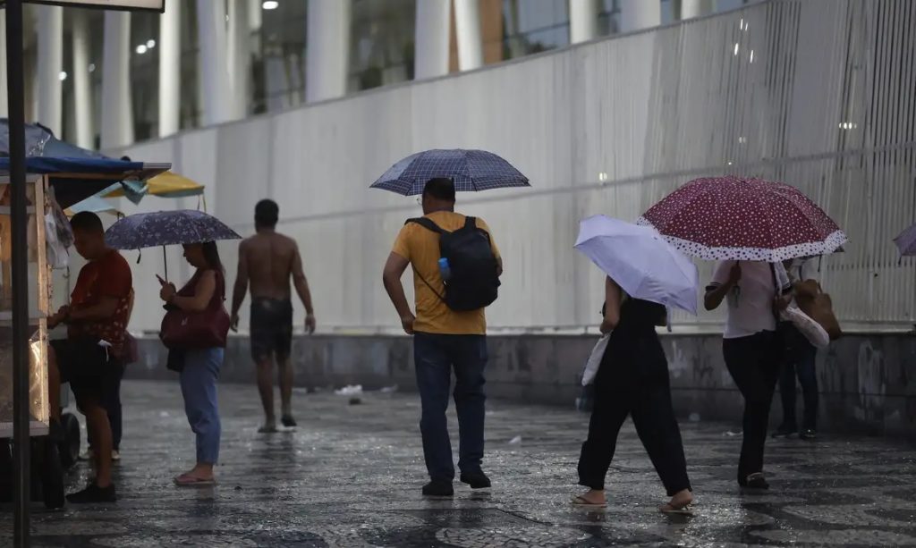 Norte entra em alerta para temporais, e sul da Bahia tem risco de deslizamentos