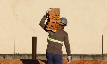 IBGE: salário na construção recua 22% em uma década no Brasil