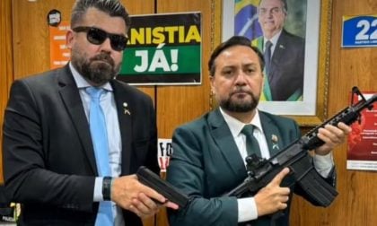 Deputado do PT pede busca e apreensão contra bolsonarista que exibiu fuzil e pistola na Câmara