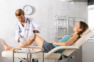 Veja a relação entre pés frios e pernas pesadas com varizes