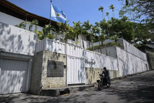 Operação dos EUA retira opositores de Maduro da embaixada argentina em Caracas