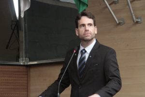 Vereador do Novo descumpre recomendação do MP que veda 'inspeções' em escolas do Recife