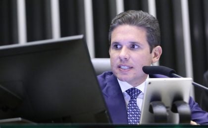 O prazo estipulado por Hugo Motta para o Congresso aprovar a isenção de IR para quem ganha até R$ 5 mil