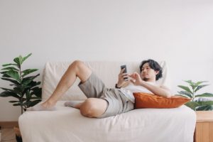 Conheça as causas e os sintomas da fobia social 