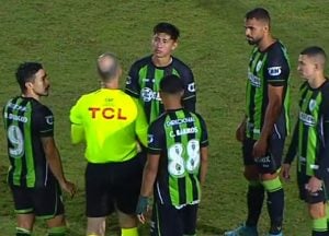 Jogador do América-MG é liberado após prisão por racismo no Campeonato Brasileiro