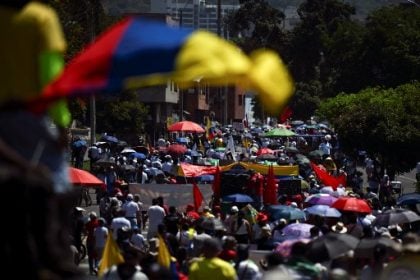 Milhares marcham e fazem bloqueios na Colômbia em apoio às reformas de Petro