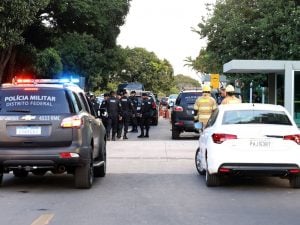 Ameaça de bomba mobiliza policiais em frente a ministério, em Brasília