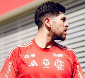 Carro de jogador do Flamengo é baleado em tentativa de assalto; ninguém ficou ferido