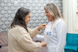 Profissão em alta: demanda por cuidadores de idosos cresce com envelhecimento da população