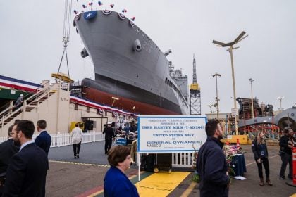 Chefe do Pentágono ordena troca de nome de navio que homenageia ativista gay