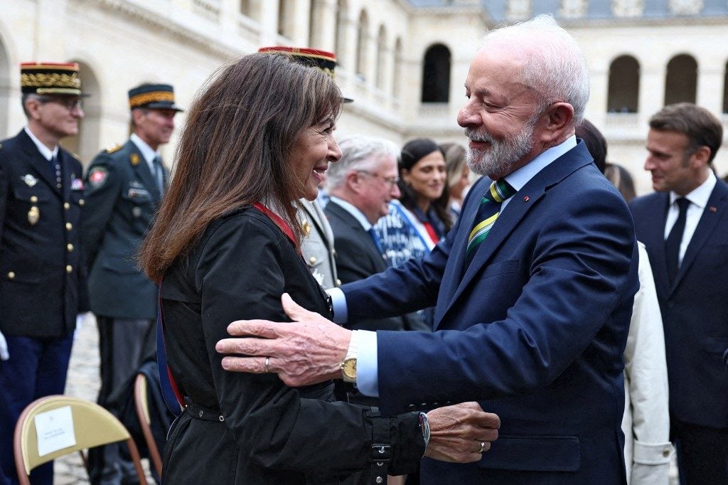 ‘Paris te ama’: Lula é celebrado como símbolo de esperança pela prefeita Anne Hidalgo