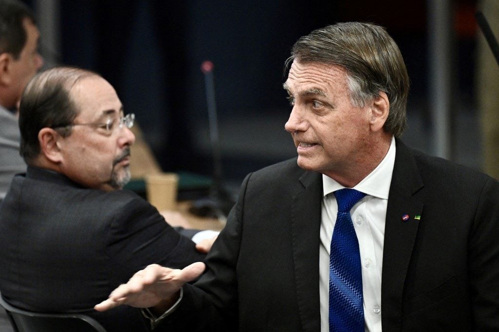 Defesa de Bolsonaro nega risco de fuga e pede prisão domiciliar