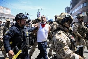 Após cinco dias de protestos, prefeita de Los Angeles impõe toque de recolher